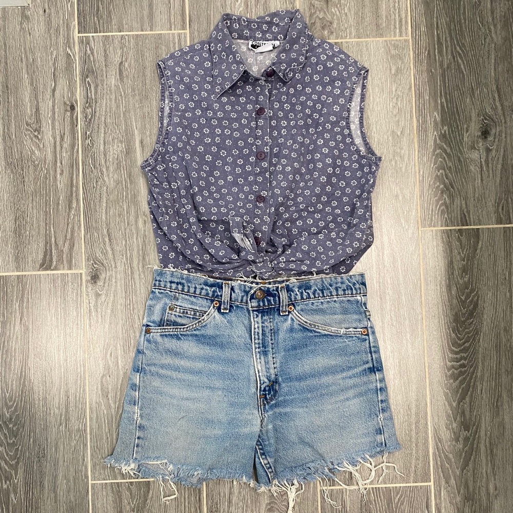 SOLD ❌ 90s Floral periwinkle blouse top button up